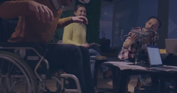 Behinderte Geschäftsleute Rollstuhl Bei Der Arbeit Einem Modernen Coworking Büro — Stockvideo