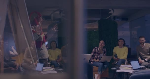 Moslim Vrouw Een Modern Open Ruimte Coworking Kantoor Geeft Een — Stockvideo