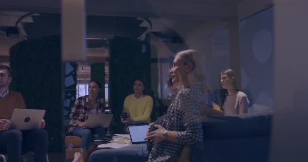 Mulher Muçulmana Moderno Espaço Aberto Trabalho Escritório Dando Uma Apresentação — Vídeo de Stock