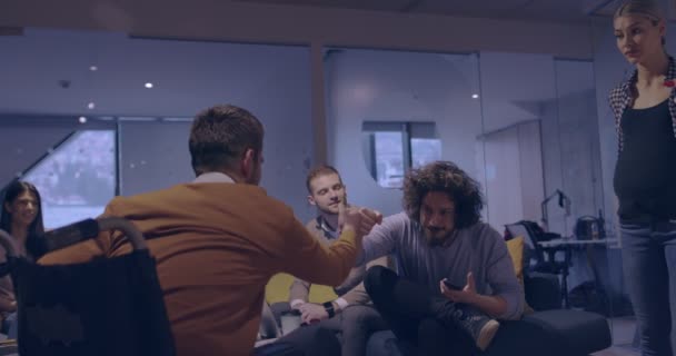 Incinta imprenditrice conduce incontro creativo di Diversi Business Team in ufficio moderno codardo Open Space, Disabili collega in sedia a rotelle che frequentano l'istruzione o formazione aziendale — Video Stock