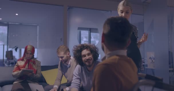 Embarazada Empresaria Lidera Reunión Creativa Diverso Equipo Negocios Coworking Moderno — Vídeo de stock