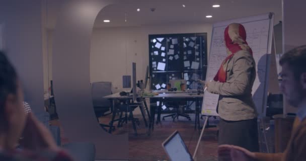 Mujer Musulmana Una Moderna Oficina Coworking Espacio Abierto Dando Una — Vídeo de stock