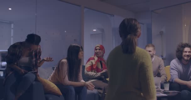 Schwangere Geschäftsfrau Leitet Kreatives Treffen Diverser Geschäftsteams Modernem Coworking Open — Stockvideo