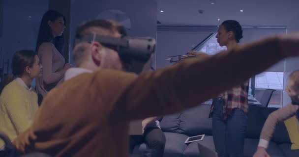 Funktionshindrade affärsman i rullstol på jobbet i moderna öppna ytor coworking kontor på team möte med hjälp av virtual reality goggles och drone simulering. Effektivt lagarbete i ett nystartat företag. — Stockvideo