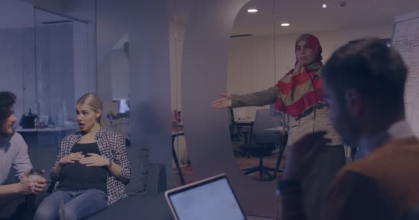 Femme Musulmane Dans Bureau Moderne Coworking Espace Ouvert Donnant Une — Video