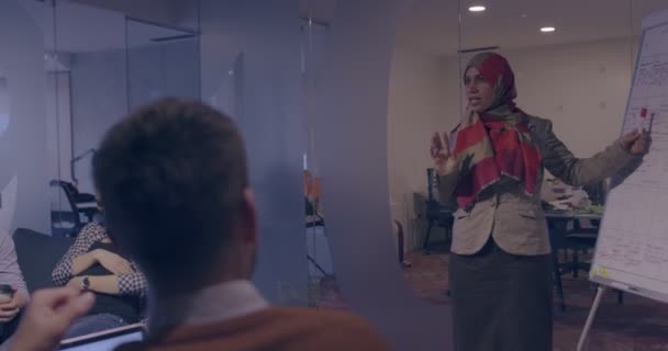 Muslimische Frau Einem Modernen Großraumbüro Bei Einer Präsentation Vor Einem — Stockvideo