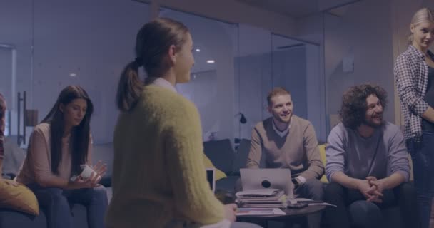 Terhes Üzletasszony Vezeti Sokszínű Üzleti Csapat Kreatív Találkozóját Modern Coworking — Stock videók