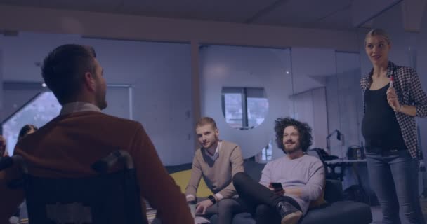 Embarazada Empresaria Lidera Reunión Creativa Diverso Equipo Negocios Coworking Moderno — Vídeo de stock