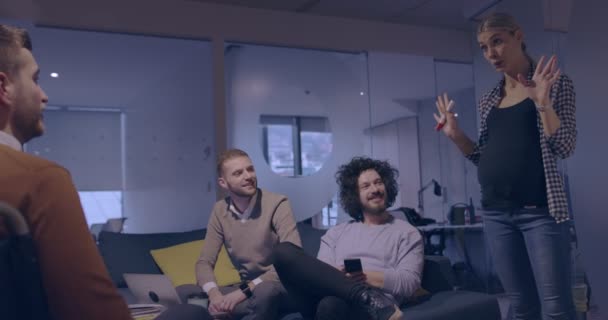 Incinta Imprenditrice Conduce Incontro Creativo Diversi Business Team Ufficio Moderno — Video Stock