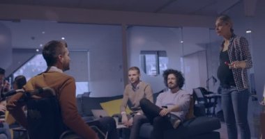 Hamile İş Kadını Modern Çalışma Açık Uzay Ofisi Yaratıcı Toplantısına Öncülük Etti, Tekerlekli sandalye eğitimi ya da iş eğitimine katılan engelli iş arkadaşı