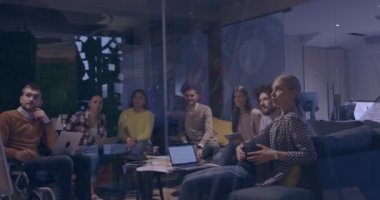 Modern bir açık alanda çalışan Müslüman bir kadın takıma bir sunum yapıyor. Orta Doğulu Arap iş kadını yaratıcı bir ofiste. Ekip toplantısında tekerlekli sandalyedeki engelli iş adamı 