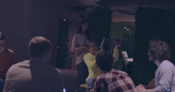 Niepełnosprawny biznesmen na wózku inwalidzkim w pracy w nowoczesnym biurze współpracowników open space na spotkaniu zespołowym z wykorzystaniem gogli wirtualnej rzeczywistości i symulacji dronów — Wideo stockowe