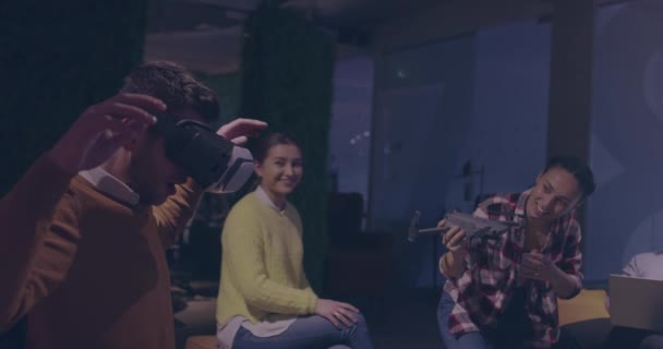 Homme d'affaires handicapé en fauteuil roulant au travail dans un bureau moderne de coworking en espace ouvert lors d'une réunion d'équipe utilisant des lunettes de réalité virtuelle et une simulation de drone — Video