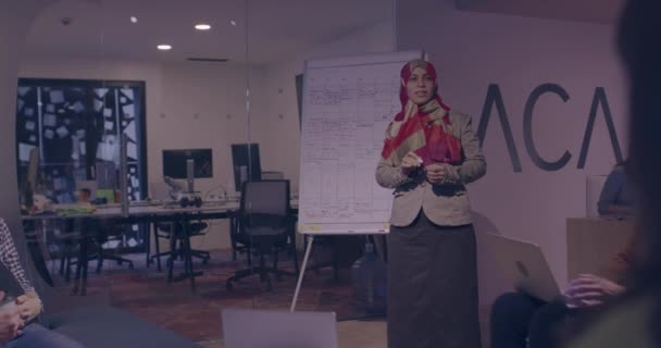 坐轮椅的女商人在现代办公室与团队进行商务会议 — 图库视频影像