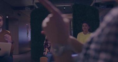 Hamile İş Kadını Modern Çalışma Açık Uzay Ofisi Yaratıcı Toplantısına Öncülük Etti, Tekerlekli sandalye eğitimi ya da iş eğitimine katılan engelli iş arkadaşı