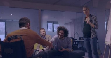 Hamile İş Kadını Modern Çalışma Açık Uzay Ofisi Yaratıcı Toplantının Başı Tekerlekli sandalye eğitimi veya iş eğitimine giden engelli iş arkadaşı