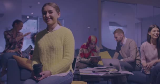 Ciężarna Bizneswoman prowadzi kreatywne spotkanie różnych zespołów biznesowych w nowoczesnym Coworking Open Space Office Niepełnosprawny współpracownik na wózku inwalidzkim uczestniczy w edukacji lub szkoleniu biznesowym — Wideo stockowe