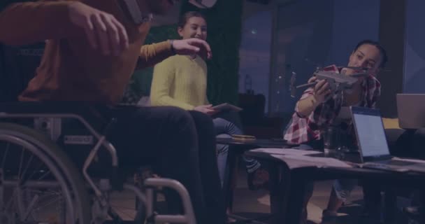 Empresário com deficiência em cadeira de rodas no trabalho no moderno escritório de coworking de espaço aberto em reunião de equipe usando óculos de realidade virtual e simulação de drones — Vídeo de Stock
