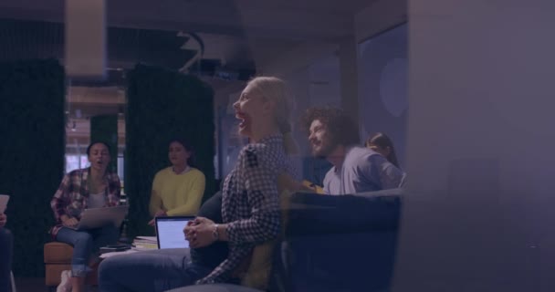 Бизнесмен в инвалидной коляске проводит деловую встречу с командой в современном офисе — стоковое видео