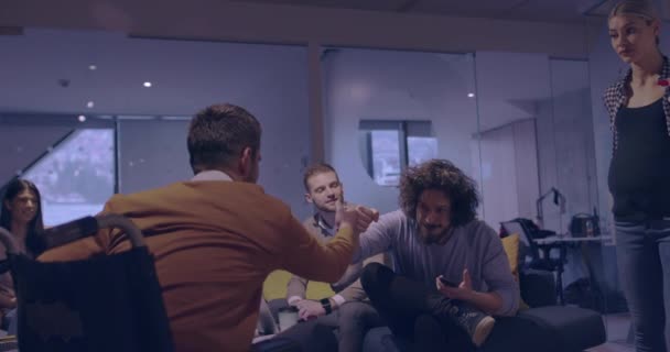 Imprenditrice incinta conduce riunione creativa di vario team di affari in ufficio moderno di codardia Open Space Collega disabili in sedia a rotelle che frequentano l'istruzione o la formazione aziendale — Video Stock