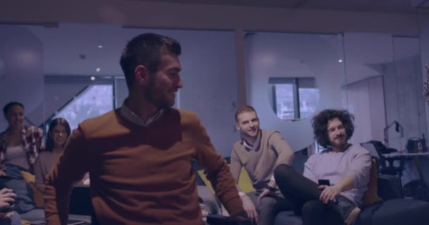 Imprenditrice incinta conduce riunione creativa di vario team di affari in ufficio moderno di codardia Open Space Collega disabili in sedia a rotelle che frequentano l'istruzione o la formazione aziendale — Video Stock