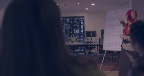 Mujer de negocios en silla de ruedas teniendo una reunión de negocios con el equipo en la oficina moderna — Vídeo de stock