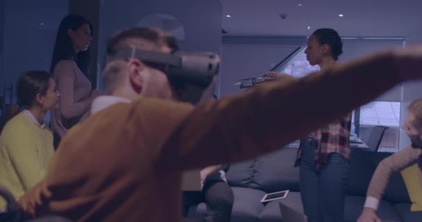 Empresário com deficiência em cadeira de rodas no trabalho no moderno escritório de coworking de espaço aberto em reunião de equipe usando óculos de realidade virtual e simulação de drones — Vídeo de Stock