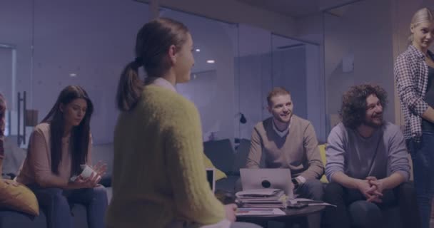 Une femme d'affaires enceinte dirige une réunion créative d'une équipe d'affaires diversifiée dans un bureau ouvert de coworking moderne Un collègue handicapé en fauteuil roulant suit une formation en éducation ou en affaires — Video