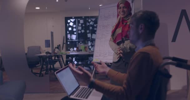 Geschäftsfrau im Rollstuhl bei Geschäftstreffen mit Team im modernen Büro — Stockvideo