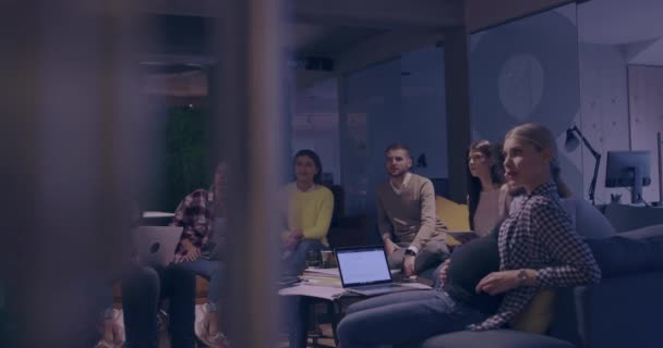 Geschäftsfrau im Rollstuhl bei Geschäftstreffen mit Team im modernen Büro — Stockvideo