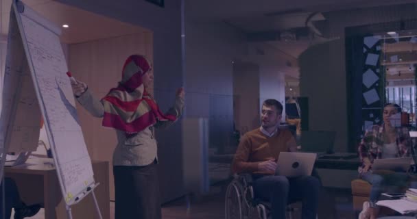 近代的なオフィスでチームとビジネスミーティングを持つ車椅子のビジネス女性 — ストック動画