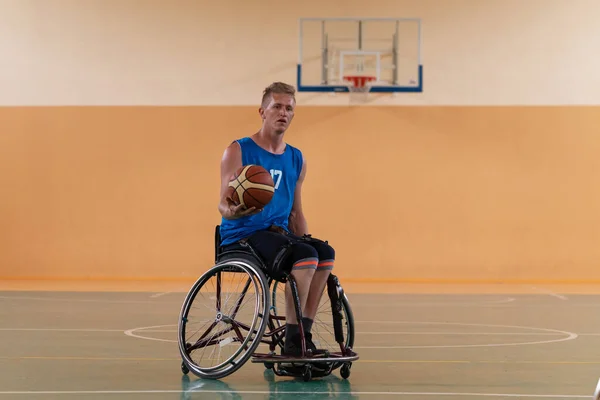 Gehandicapte oorlogsveteranen in actie tijdens het basketballen op een basketbalveld met professionele sportuitrusting voor gehandicapten — Stockfoto