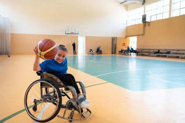 Foto van het basketbalteam van oorlogsinvaliden met professionele sportuitrusting voor mensen met een handicap op het basketbalveld — Stockfoto