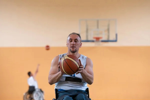 一张战争老兵和一支球队在现代运动场上打篮球的照片。残疾人士体育的概念 — 图库照片