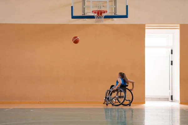 Foto del equipo de baloncesto de guerra inválidos con equipo deportivo profesional para personas con discapacidad en la cancha de baloncesto — Foto de Stock