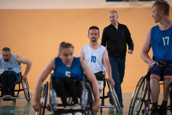 Uma jovem mulher jogando basquete em cadeira de rodas em uma equipe profissional. Igualdade de género, o conceito de desporto com deficiência. — Fotografia de Stock