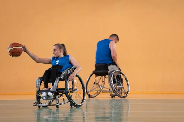 Uma jovem mulher jogando basquete em cadeira de rodas em uma equipe profissional. Igualdade de género, o conceito de desporto com deficiência. — Fotografia de Stock