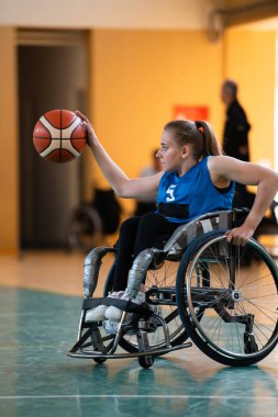Basketbol takımının resmi, basketbol sahasındaki engelliler için profesyonel spor ekipmanlarıyla sakat.
