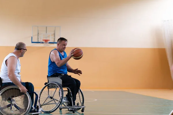 Gehandicapte oorlogsveteranen in actie tijdens het basketballen op een basketbalveld met professionele sportuitrusting voor gehandicapten — Stockfoto