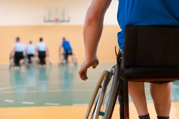 Close-up foto van rolstoelen en gehandicapte oorlogsveteranen basketbal spelend op het veld — Stockfoto