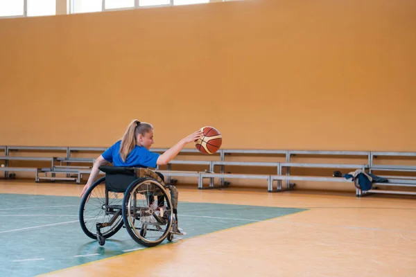 Foto del equipo de baloncesto de guerra inválidos con equipo deportivo profesional para personas con discapacidad en la cancha de baloncesto — Foto de Stock