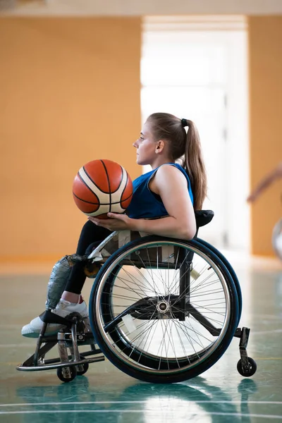 Foto del equipo de baloncesto de guerra inválidos con equipo deportivo profesional para personas con discapacidad en la cancha de baloncesto — Foto de Stock