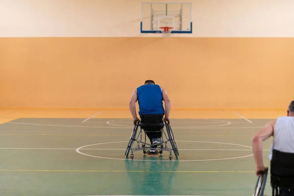 Fotó kerekesszékekről és mozgássérült háborús veteránokról, akik kosárlabdáznak a pályán — Stock Fotó