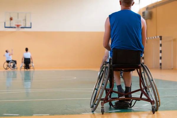 Foto de cerca de sillas de ruedas y veteranos de guerra discapacitados jugando baloncesto en la cancha — Foto de Stock