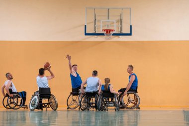 Engelli savaş gazileri, tekerlekli sandalyedeki karşı ırk basketbol takımlarını modern bir salonda önemli bir maç yaparken çektiler.. 