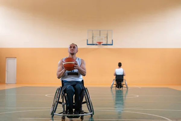 Una foto de un veterano de guerra jugando baloncesto con un equipo en una arena deportiva moderna. El concepto de deporte para las personas con discapacidad — Foto de Stock
