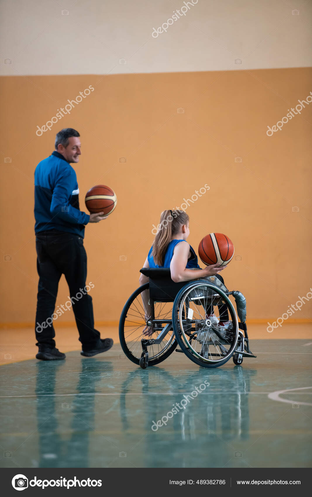 Тренер По Баскетболу Объясняет Женщине-Инвалиду В Инвалидном.