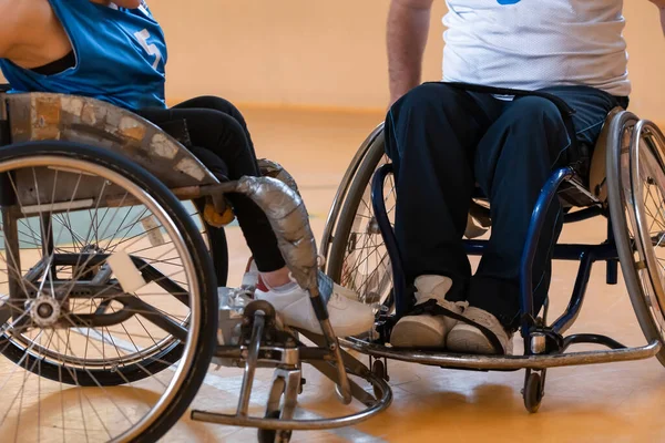 Close-up foto van rolstoelen en gehandicapte oorlogsveteranen basketbal spelend op het veld — Stockfoto