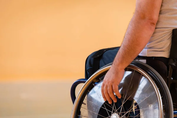 Close-up foto van rolstoelen en gehandicapte oorlogsveteranen basketbal spelend op het veld — Stockfoto