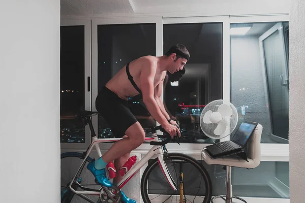 Człowiek Jeżdżący Rowerze Maszynie Trener Ćwiczy Domu Nocy Gra Online — Zdjęcie stockowe